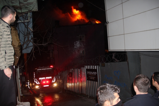 İstanbul Kağıthane'de çatı katı alev alev yandı